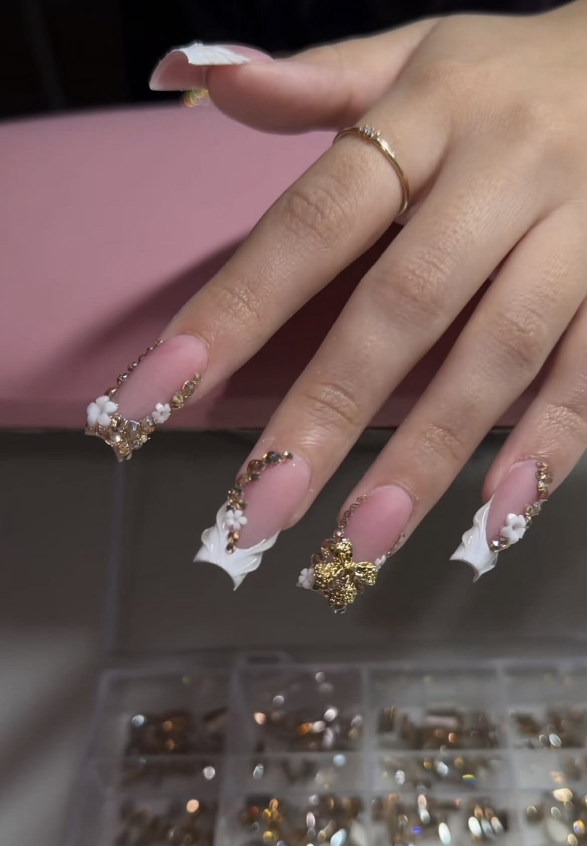 White Gold Blossom
Press-On Nails